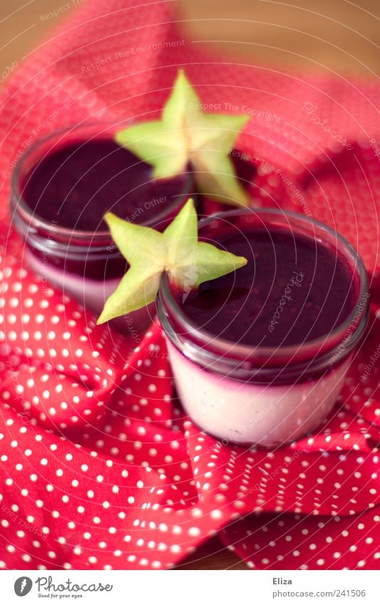 Joghurt-Frucht-Dessert mit Sternfrucht als Dekoration in Einmachgläsern Süßwaren lecker Quark Beeren Karambole Punkt frisch kalt Studioaufnahme Menschenleer Rot
