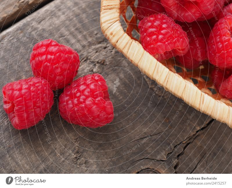 Bio Himbeeren auf einem Holztisch Frucht Dessert Bioprodukte Vegetarische Ernährung Stil Gesunde Ernährung Sommer Garten Natur lecker natural raspberries raw