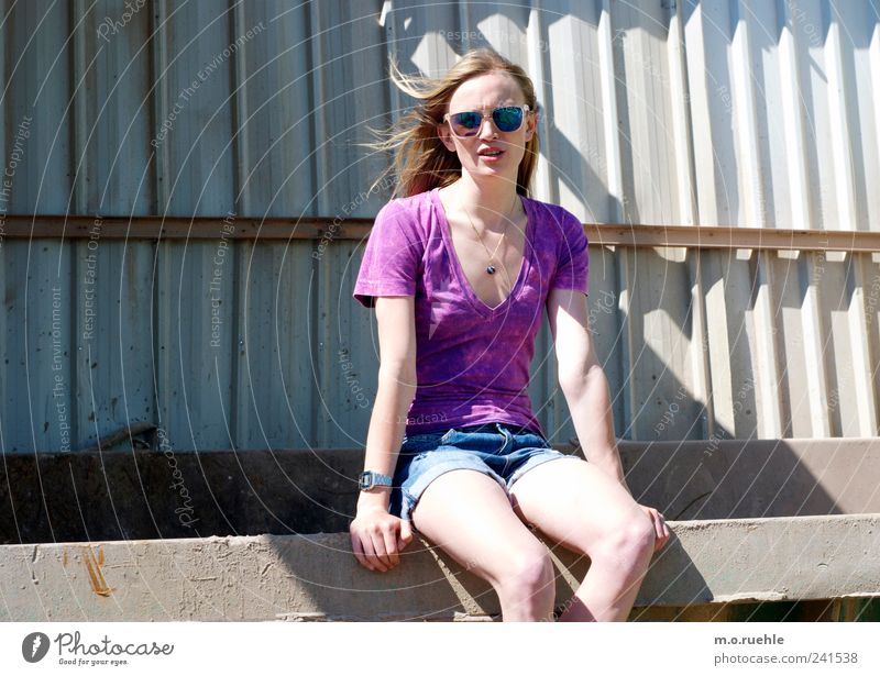 WorldEndParty/02 (Soldaten nahezu ganze Armeen) Lifestyle Stil feminin Junge Frau Jugendliche Haut Beine Jeanshose Sonnenbrille blond Kommunizieren sprechen