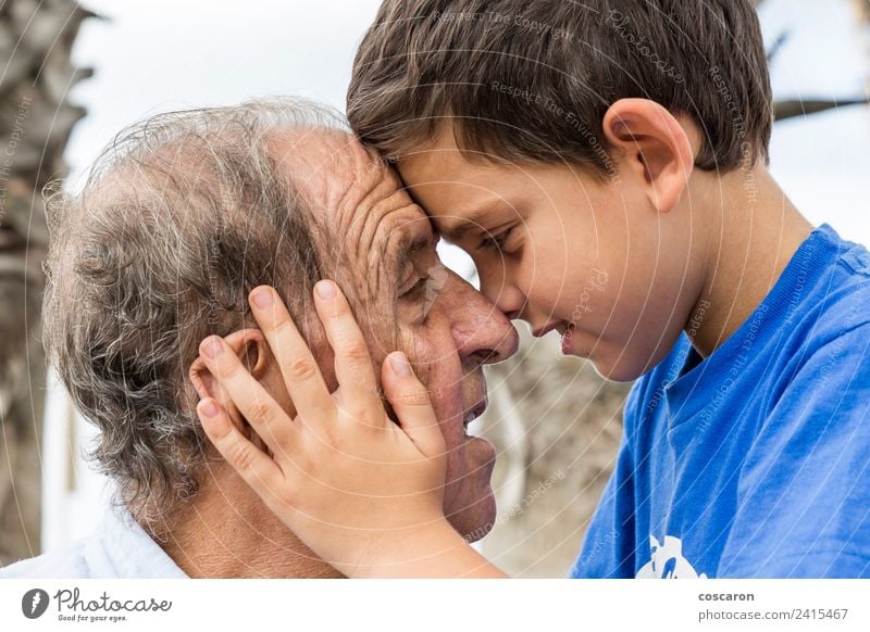 Der Enkel umarmt seinen Enkel. Von Angesicht zu Angesicht Freude Glück Gesicht Spielen Kind Mensch Junge Mann Erwachsene Großvater Familie & Verwandtschaft