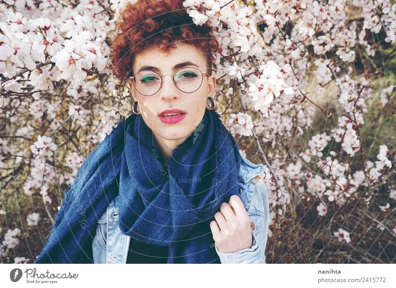 Schöne rothaarige Frau, umgeben von Blumen im Frühjahr. Lifestyle Stil schön Haare & Frisuren Haut Gesicht Wellness Sinnesorgane Duft Mensch feminin Junge Frau