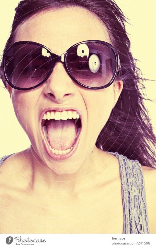 sunfun Frau Mensch Jung schreien Sonnenbrille retro Porträt Zähne Mund offen laut Wut Aggression gelb Pastellton neonfarbig schön Beautyfotografie Werkstatt