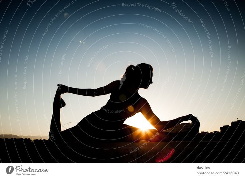 Frau Silhouette Stretching und tun Yoga-Übungen Lifestyle elegant Körper Gesundheitswesen sportlich Wellness Erholung Meditation Freizeit & Hobby Sommer Sonne