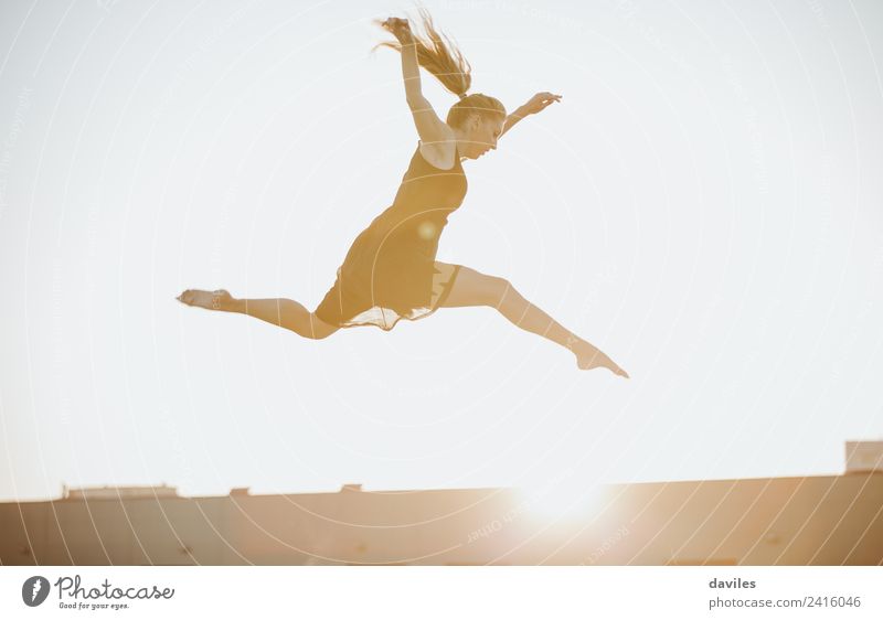 Blonde Frau tanzen und springen gegen Sonnenuntergang Licht. schön Freiheit Tanzen Sport Fitness Sport-Training Mensch feminin Junge Frau Jugendliche Erwachsene