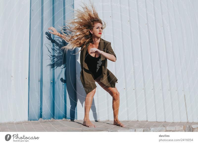 Blonde weiße Frau tanzt mit Energie mit windigen Haaren. Lifestyle Stil Tanzen Mensch Erwachsene 1 18-30 Jahre Jugendliche Tänzer Straße Mode Hemd blond