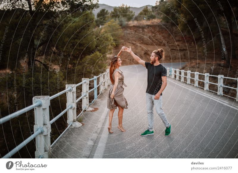Cooles Paar, das zusammen auf einer Brücke tanzt. Lifestyle Stil Freude Freizeit & Hobby Mensch Frau Erwachsene Mann Partner 2 18-30 Jahre Jugendliche Tanzen