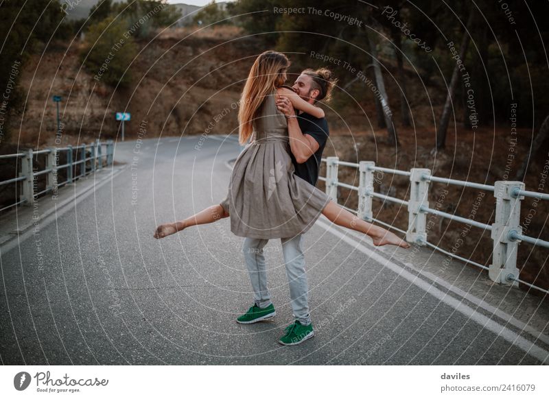Ein Paar tanzt auf einer Brücke. Lifestyle Stil Freude Glück schön Freizeit & Hobby Ausflug Sommer Tanzen Frau Erwachsene Mann Partner 2 Mensch 18-30 Jahre
