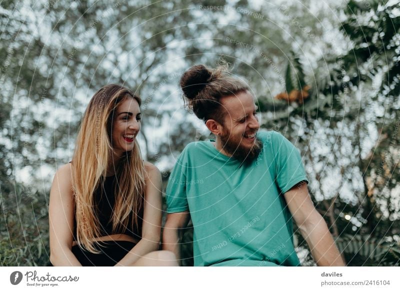 Junges Paar, das im Freien lacht. Lifestyle Freude Glück schön Frau Erwachsene Freundschaft 2 Mensch 18-30 Jahre Jugendliche Natur Wald blond Vollbart Lächeln
