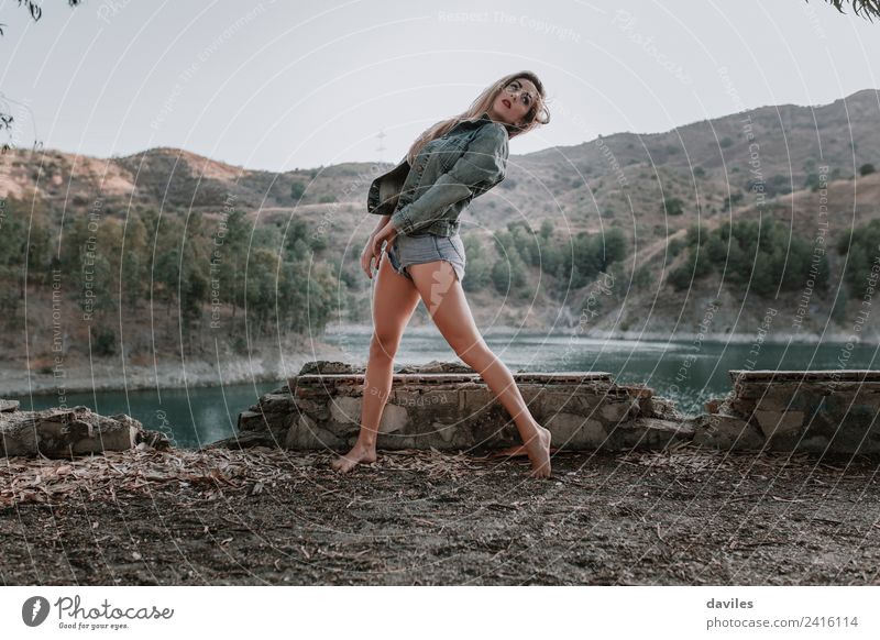 Frau tanzt auf dem Boden mit einer schönen Landschaft im Hintergrund Lifestyle Stil Gesicht Berge u. Gebirge Mensch feminin Erwachsene 1 18-30 Jahre Jugendliche