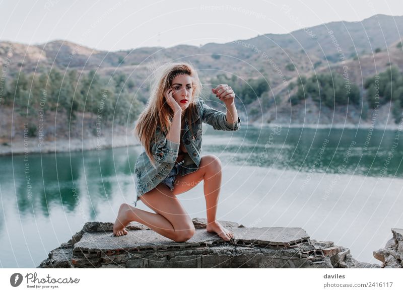 Frau tanzt auf einer Steinmauer mit einer schönen Landschaft im Hintergrund Lifestyle Stil Gesicht Berge u. Gebirge Mensch Erwachsene 1 18-30 Jahre Jugendliche