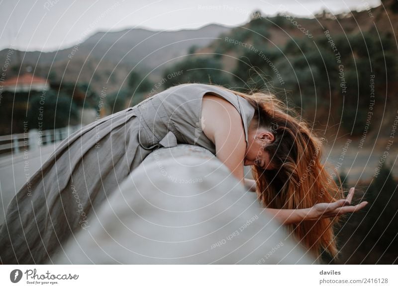 Alternative Porträt der Frau in einer Brücke über den Fluss, während Wind bewegt ihr Haar. Lifestyle Abenteuer Freiheit Mensch Erwachsene 1 18-30 Jahre