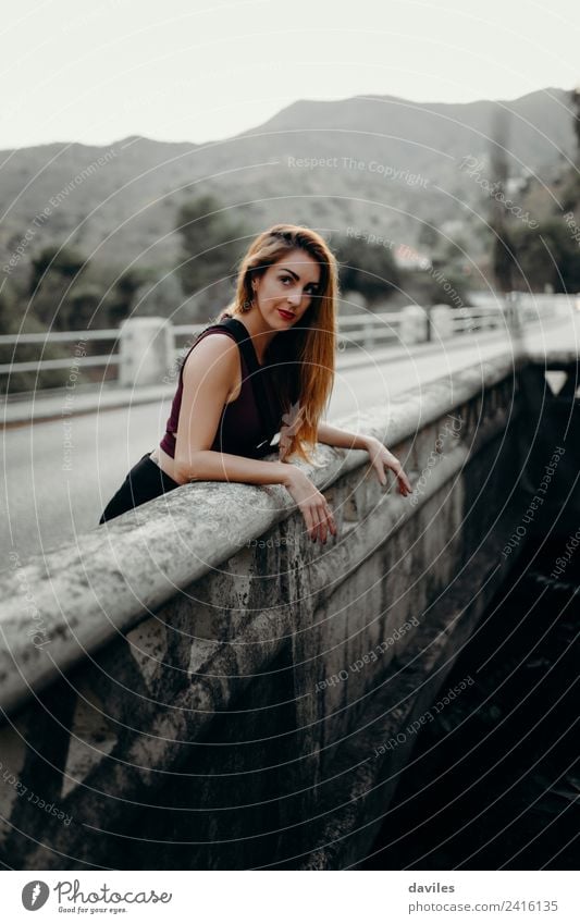 Porträt einer Frau auf einer Brücke über den Fluss. Lifestyle schön Ferien & Urlaub & Reisen Tourismus Mensch Erwachsene 1 18-30 Jahre Jugendliche Natur