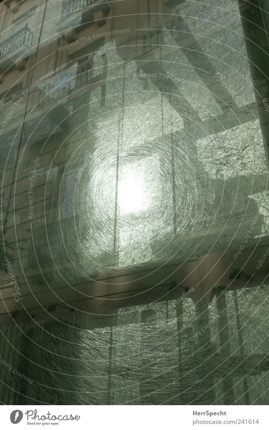 Fahrstuhl zum Licht Parkhaus grau Glasscheibe Riss springen Mechanismus Durchblick Farbfoto Gedeckte Farben Außenaufnahme Menschenleer Silhouette Sonnenlicht