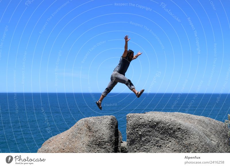 stein | bock | ig Mensch maskulin Mann Erwachsene 1 30-45 Jahre Felsen Meer Indischer Ozean fliegen springen hoch sportlich Freude Lebensfreude Erfolg Mut