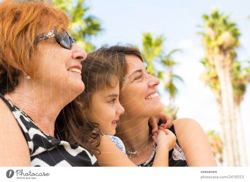 Drei Generationen von Frauen Lifestyle Glück Erholung Sommer Kind Erwachsene Eltern Mutter Großvater Großmutter Familie & Verwandtschaft Natur Park alt Lächeln
