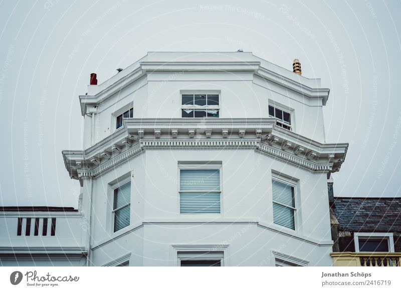 weiße Fassade in England Stadtzentrum Altstadt Haus Bauwerk Gebäude Architektur ästhetisch Brighton Englisch hell Froschperspektive Fenster edel teuer Miete