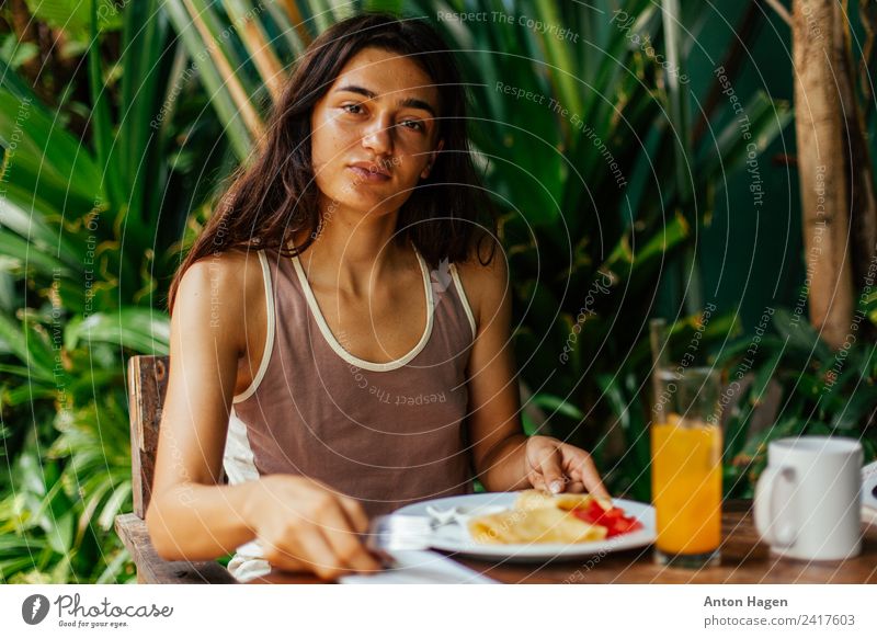 Frühstück im Garten Gemüse Kaffeetrinken Bioprodukte Vegetarische Ernährung Saft Teller Tasse Glas Gabel feminin Junge Frau Jugendliche 1 Mensch 18-30 Jahre