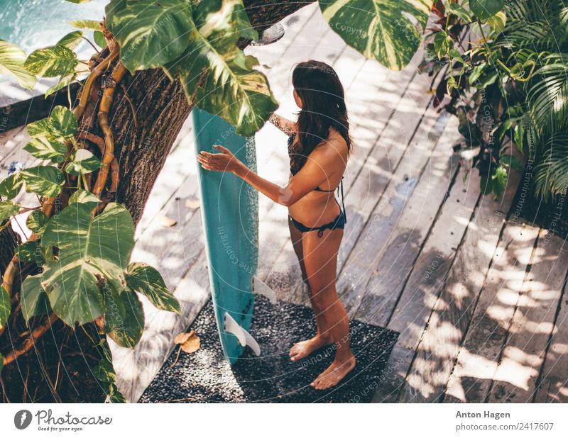 Duschzeit Junge Frau Jugendliche schön Dusche (Installation) Surfbrett Wäsche waschen spülen Mädchen Pflanze Baum Schwimmbad Bali Surfschule Surfer Surfen