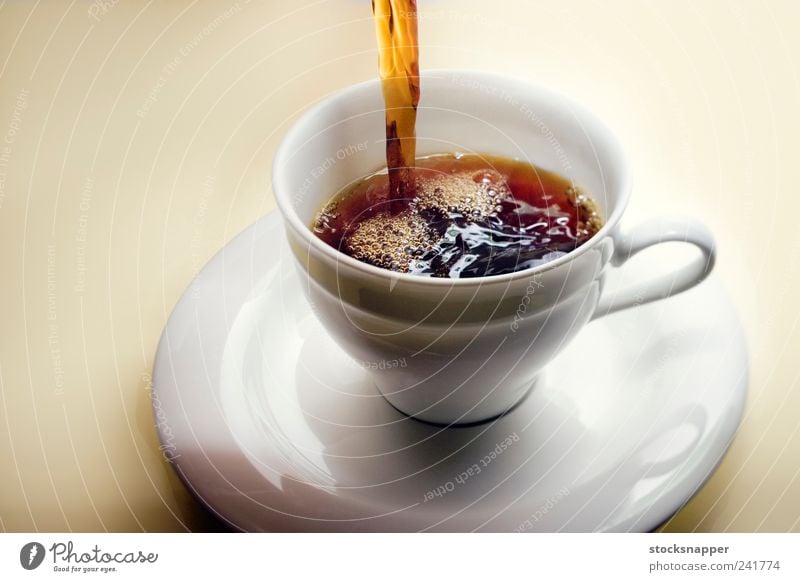 Kaffee Getränk Koffein Tasse eingießen frisch heiß Wärme dienen Luftblase Menschenleer