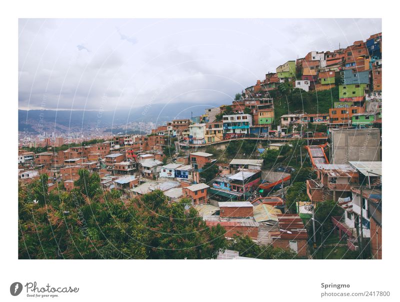 colorfulPOVERTY Medellín Kolumbien Südamerika Stadt bevölkert Haus Gebäude Coolness trendy verrückt mehrfarbig Toleranz chaotisch Farbe Kreativität Kunst Armut