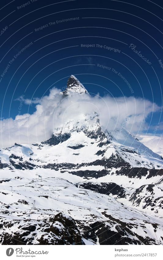 Matterhorn in Wolken Natur Landschaft Himmel Winter Schnee Felsen Alpen Berge u. Gebirge Gipfel Schneebedeckte Gipfel Zermatt Schweiz Menschenleer Wahrzeichen