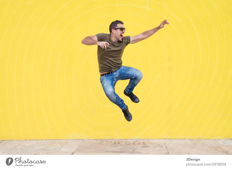 Junger Mann mit springender Sonnenbrille Lifestyle Freude Leben Freiheit Mensch maskulin Jugendliche Erwachsene Arme 1 30-45 Jahre Bekleidung T-Shirt Jeanshose