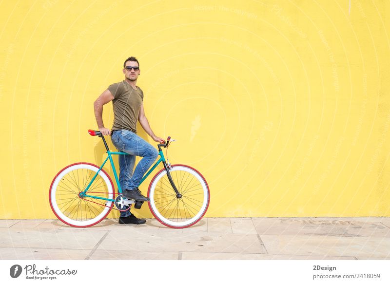 Mann, der mit seinem Fahrrad mit festem Gang posiert und eine Sonnenbrille trägt. Lifestyle Stil Freude Glück sportlich Freizeit & Hobby