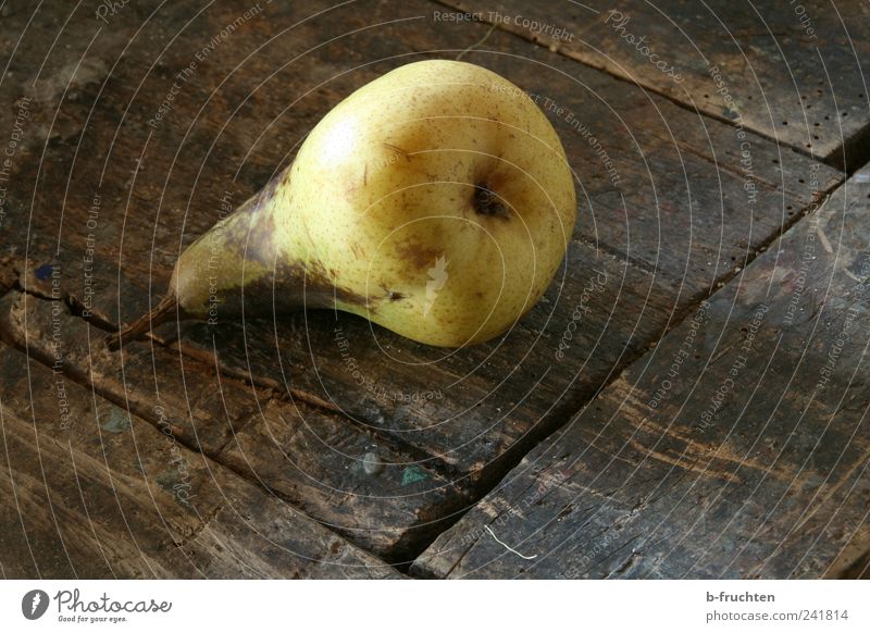 Reife Birne Frucht Bioprodukte Holz Armut dunkel braun Warmherzigkeit schön Einsamkeit Vergänglichkeit reif Reifezeit fruchtig alt Farbfoto Innenaufnahme