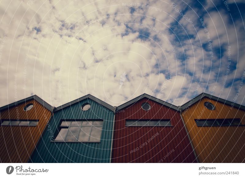 wenn wir groß sind, werden wir wolkenkratzer Menschenleer Haus Bauwerk Gebäude Architektur Mauer Wand Fassade Fenster Dach außergewöhnlich blau gelb rot