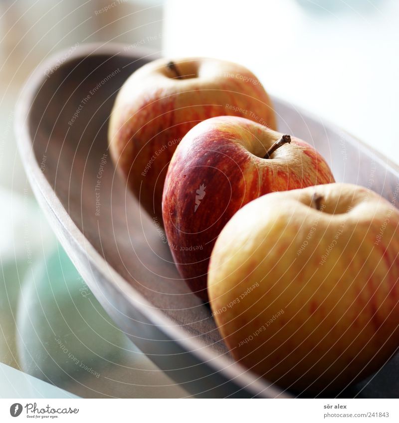 frisch dekoriert Lebensmittel Frucht Apfel Ernährung Bioprodukte Vegetarische Ernährung Diät Schalen & Schüsseln Obstschale Holzschale Glastisch natürlich rund