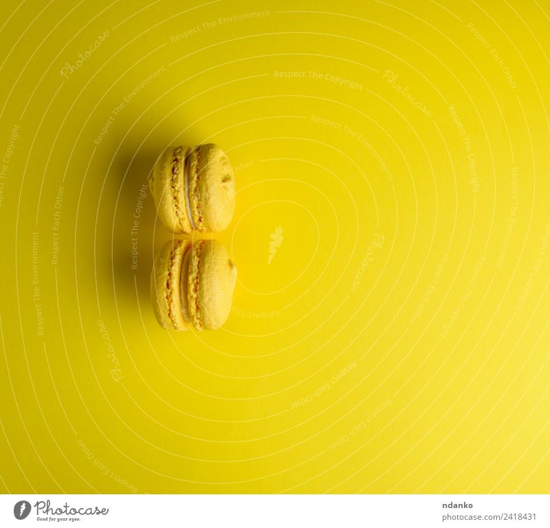 zwei gelbe Makronen Dessert Süßwaren hell Farbe Tradition Macaron Backwaren Mandel Sortiment Hintergrund backen Bäckerei Biskuit Kuchen farbenfroh Konfekt Sahne