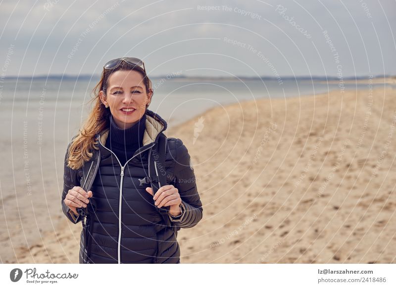 Ziemlich gesunde Frau, die eine Wanderung am Strand genießt. Glück Freizeit & Hobby wandern Erwachsene 1 Mensch 45-60 Jahre Wolken Frühling Herbst Küste Nordsee