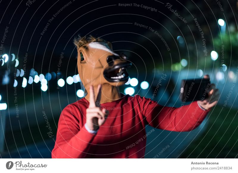 Pferde-Mann-Welt Mensch Erwachsene 1 30-45 Jahre authentisch gruselig verrückt Unschärfe Pferdekopf Erfolg Selfie PDA lustig Halloween Kostüm Maske Reiter