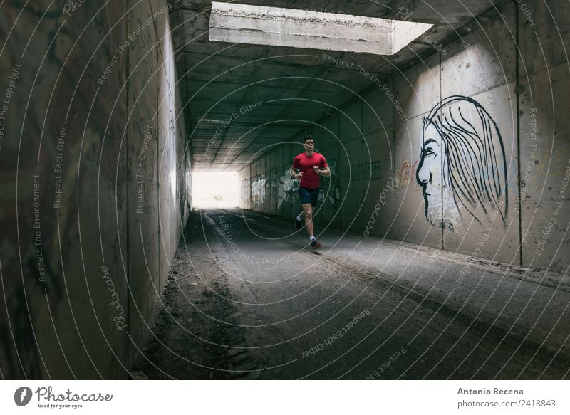 Läufer Mann Training im Tunnel Sport Fitness Sport-Training Sportler Joggen Mensch maskulin Erwachsene 1 18-30 Jahre Jugendliche Tatkraft rennen