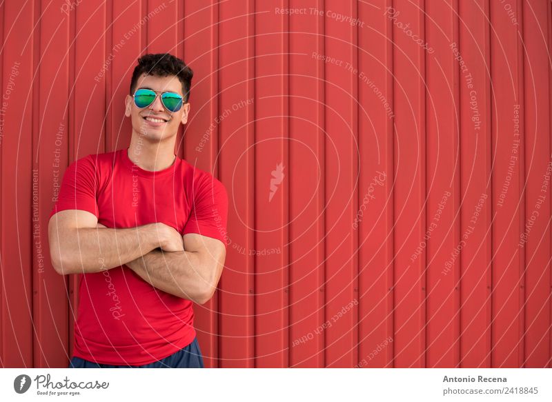 rot auf rotem Lächeln Mensch Mann Erwachsene brünett 20-25 Jahre alt 20s 30 Jahre alt attraktiv Arabien Tür Latein Lateinamerikaner Muskelaufbau Nur ein Mann