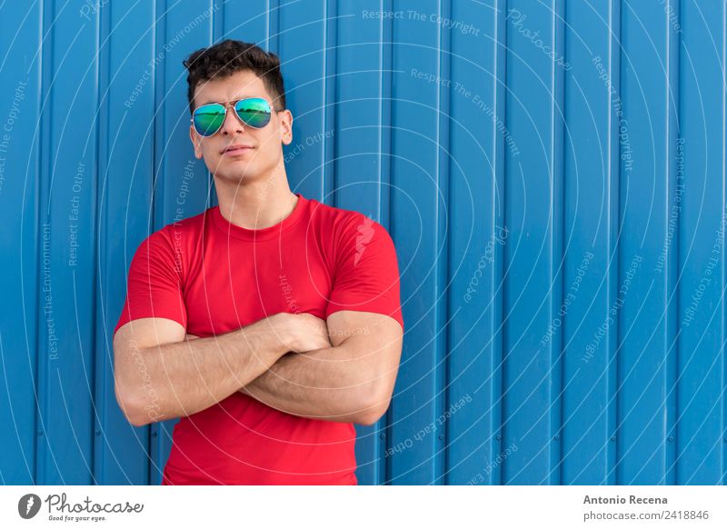 Rot auf Blau Mensch Mann Erwachsene 1 18-30 Jahre Jugendliche Sonnenbrille brünett blau rot 20-25 Jahre alt 20s 30 Jahre alt attraktiv Arabien Tür Latein