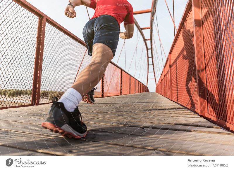 Läufer auf der Brücke Sport Joggen Mensch Mann Erwachsene 1 Fußgänger Eisenbahn Fitness sportlich rot rennen Sprint Training Sportler Spanisch Menschen 1 Mensch