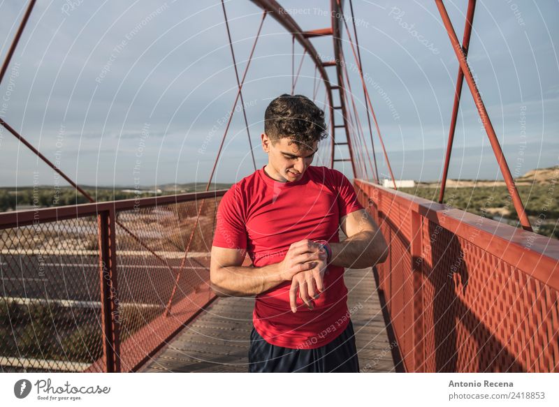 Zeit bis zum Training Sport Mensch Mann Erwachsene 1 18-30 Jahre Jugendliche Brücke Fußgänger Eisenbahn Fitness sportlich rot Sportler Spanisch rennen Menschen