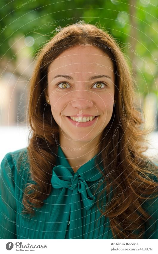 Frauenporträt Mensch Erwachsene Park brünett Lächeln grün grünäugig Auge Spanisch lateinamerikanisch braune Haare positiv eine Nur eine Frau attraktiv