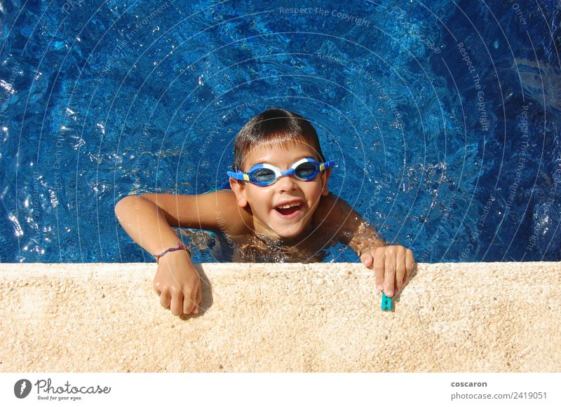 Junge mit Brille im Schwimmbad Freude Glück schön Gesicht Erholung Freizeit & Hobby Spielen Ferien & Urlaub & Reisen Sommer Sonne Kind Kindheit Lächeln lachen