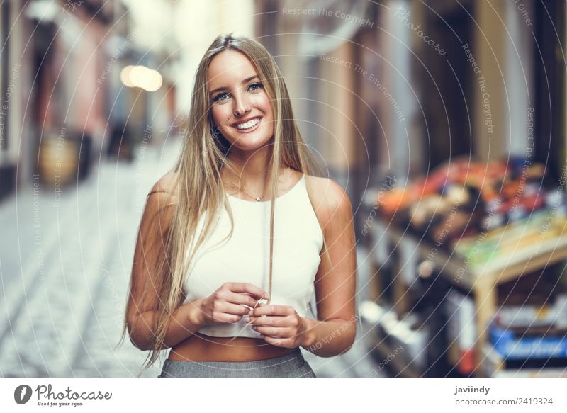 Lächelnde junge Frau im urbanen Hintergrund Lifestyle elegant Stil Glück schön Haare & Frisuren Sommer Mensch feminin Junge Frau Jugendliche Erwachsene 1