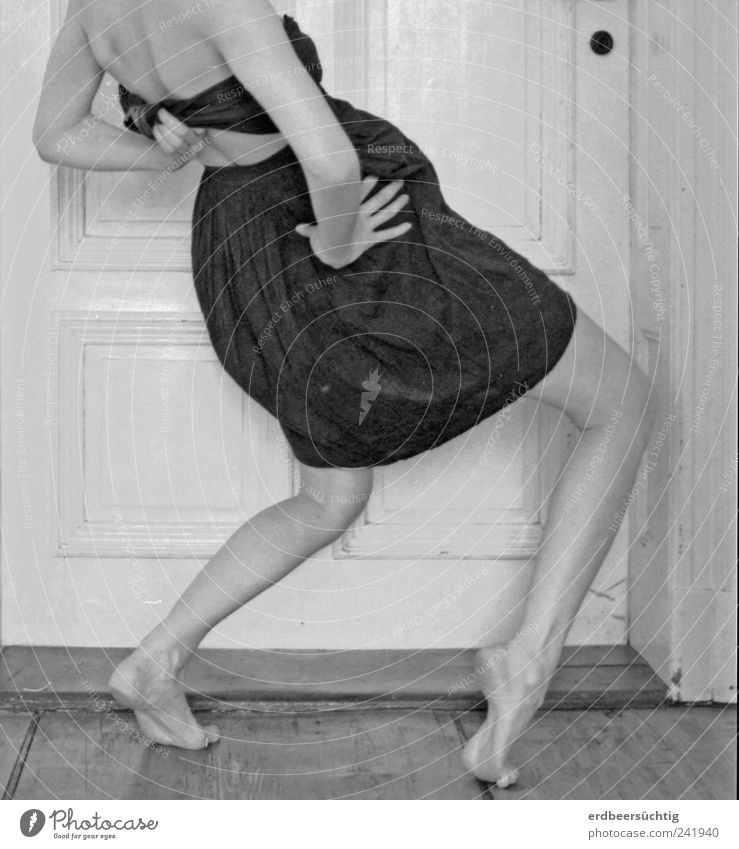 Going crazy Frau Erwachsene Beine Fuß Schauspieler Tanzen Tür Mode Bekleidung Kleid Stoff gehen laufen ästhetisch außergewöhnlich Originalität positiv