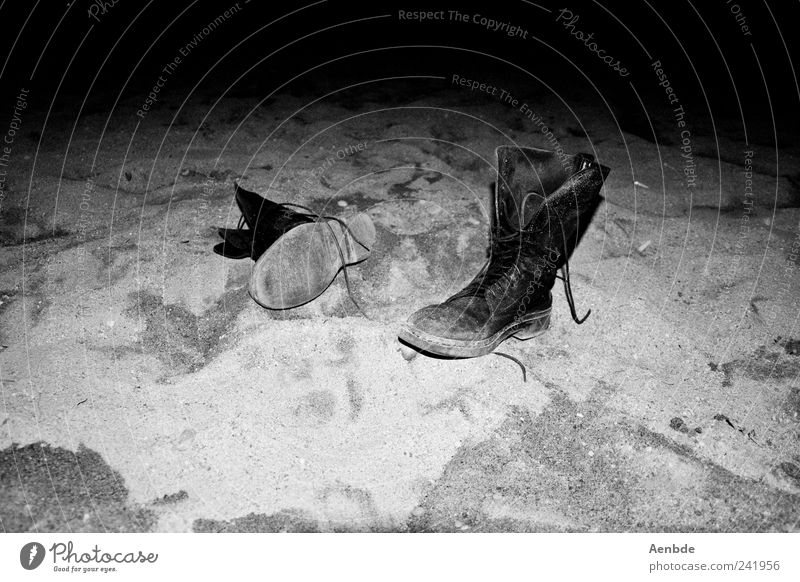 Fundstück Strand authentisch Schuhe Stiefel abgetreten Sand Kontrast Lederschuhe Schwarzweißfoto Menschenleer Nacht Kunstlicht Blitzlichtaufnahme