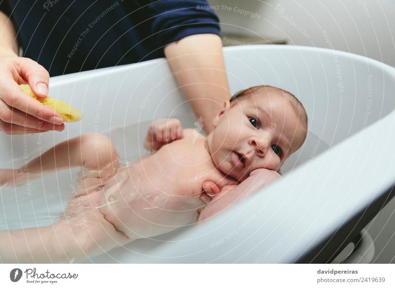 Neugeborenes in der Badewanne Lifestyle schön ruhig Kind Mensch Baby Frau Erwachsene Mutter Familie & Verwandtschaft Hand authentisch klein modern niedlich