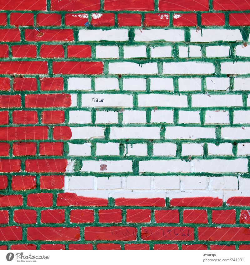 Mauer Baustelle Bauwerk Wand Schriftzeichen Linie bauen einzigartig grün rot weiß Farbe skurril Grenze Farbfoto Außenaufnahme Muster Strukturen & Formen