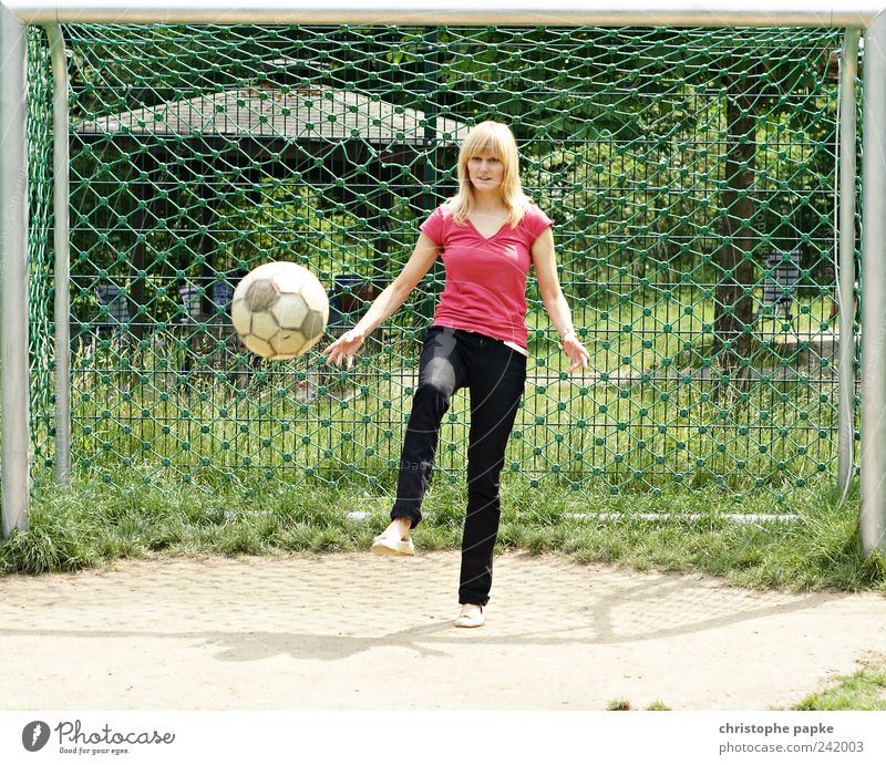 11 Freundinnen müsst ihr sein! Freizeit & Hobby Spielen Sport Torwart Fußball Sportstätten Fußballplatz feminin Junge Frau Jugendliche Mensch 18-30 Jahre