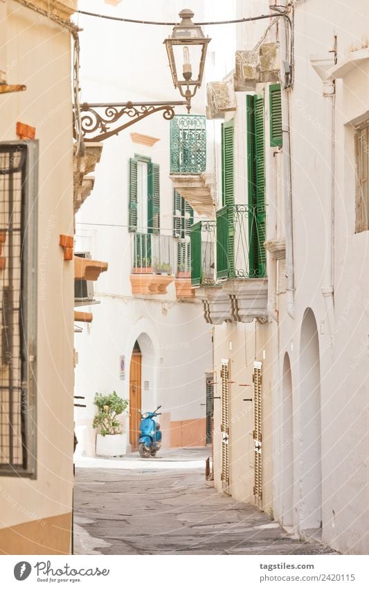 Gallipoli, Apulien - Historische Straße mit einem Motorroller Gasse Architektur Balkon Großstadt Europa Fassade Fischerdorf Klappladen historisch Altstadt