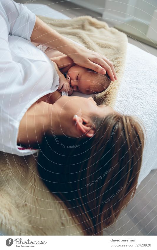 Mutter umarmt Neugeborenes auf dem Bett liegend Lifestyle elegant Schlafzimmer Kind Mensch Baby Frau Erwachsene Familie & Verwandtschaft Kindheit Liebe Umarmen