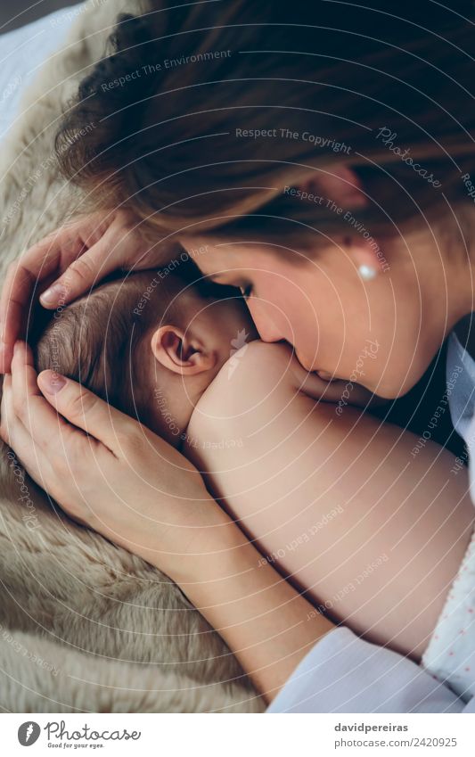 Mutter küsst Neugeborenes auf dem Bett liegend Lifestyle elegant schön Schlafzimmer Kind Mensch Baby Frau Erwachsene Familie & Verwandtschaft Kindheit Küssen