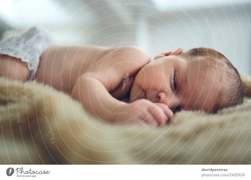 Neugeborenes Baby Mädchen schlafend auf Decke auf dem Bett liegend schön Windstille Schlafzimmer Kind Mensch Frau Erwachsene Kindheit authentisch klein nackt